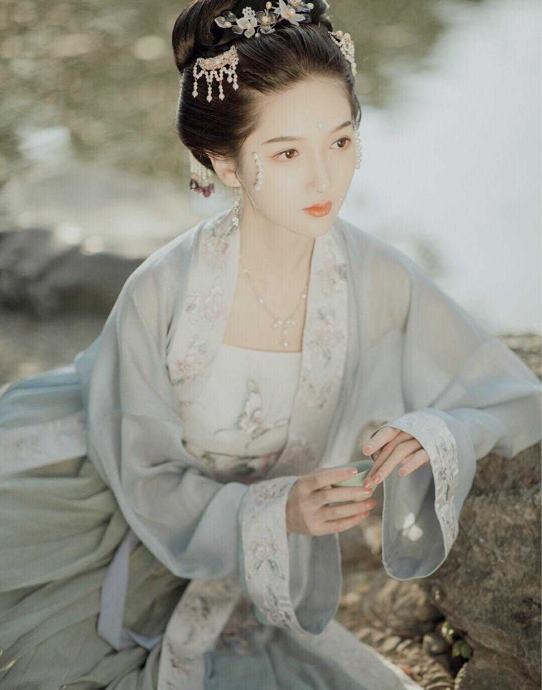 别后霜寒雪满衣篇章