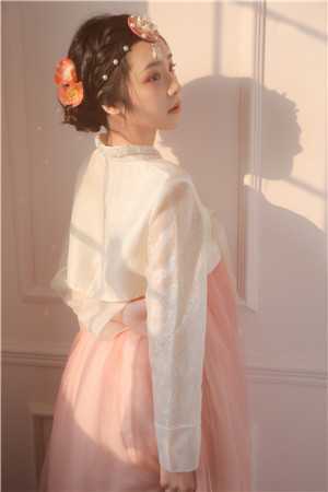 俏寡妇重生，赖上邻居糙汉精彩